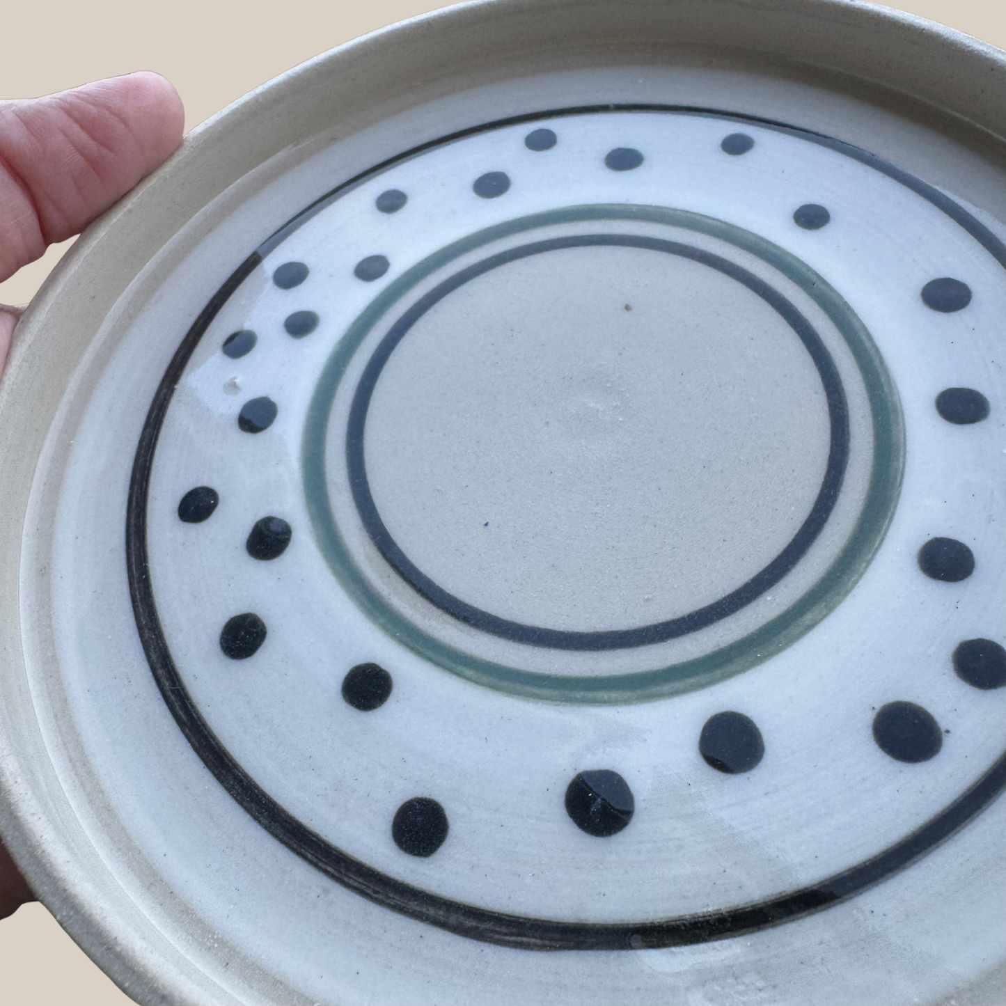 Keramik tallerken-hvid, sort og mørkegrøn