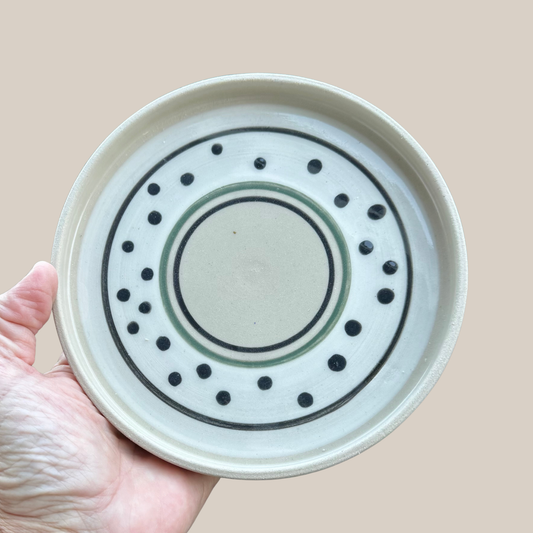 Keramik tallerken-hvid, sort og mørkegrøn