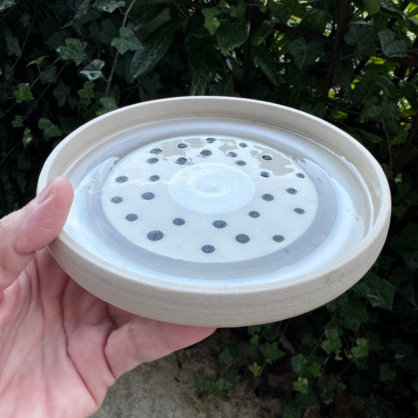 Keramik tallerken-hvid, sort og beige