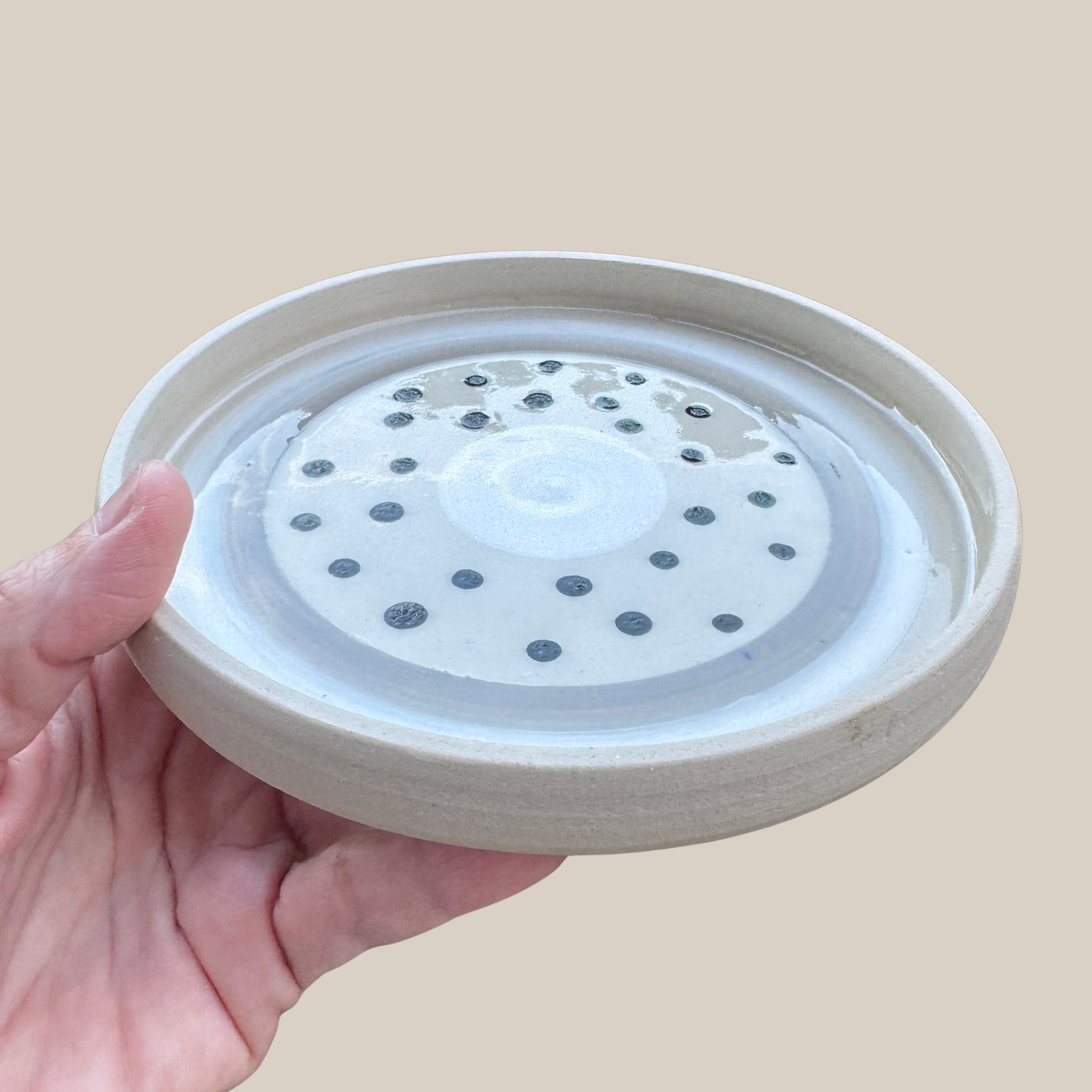 Keramik tallerken-hvid, sort og beige