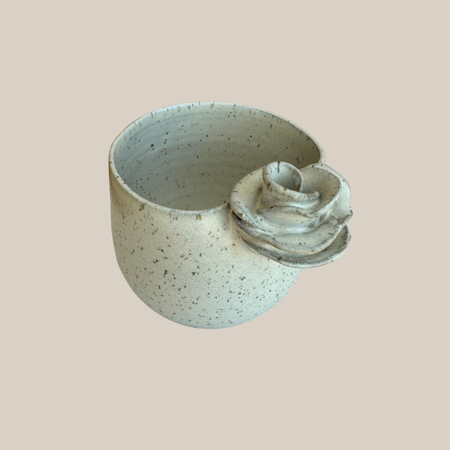 Beige keramik kop med rose