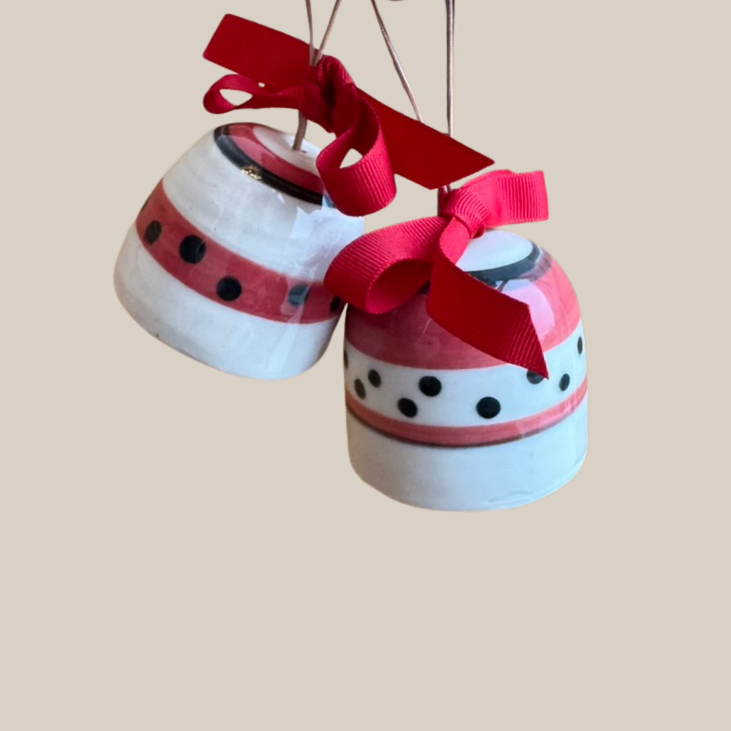 Klokker - 2 stk. m. rød.