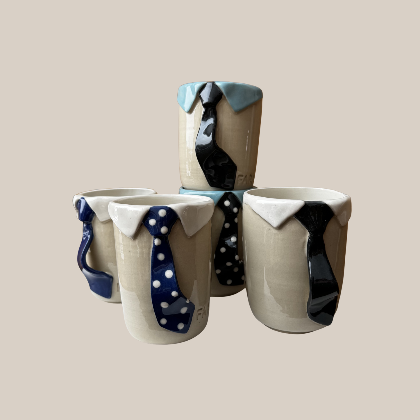 Kiki Krop Kop m. Lyseblå skjorte og sort slips