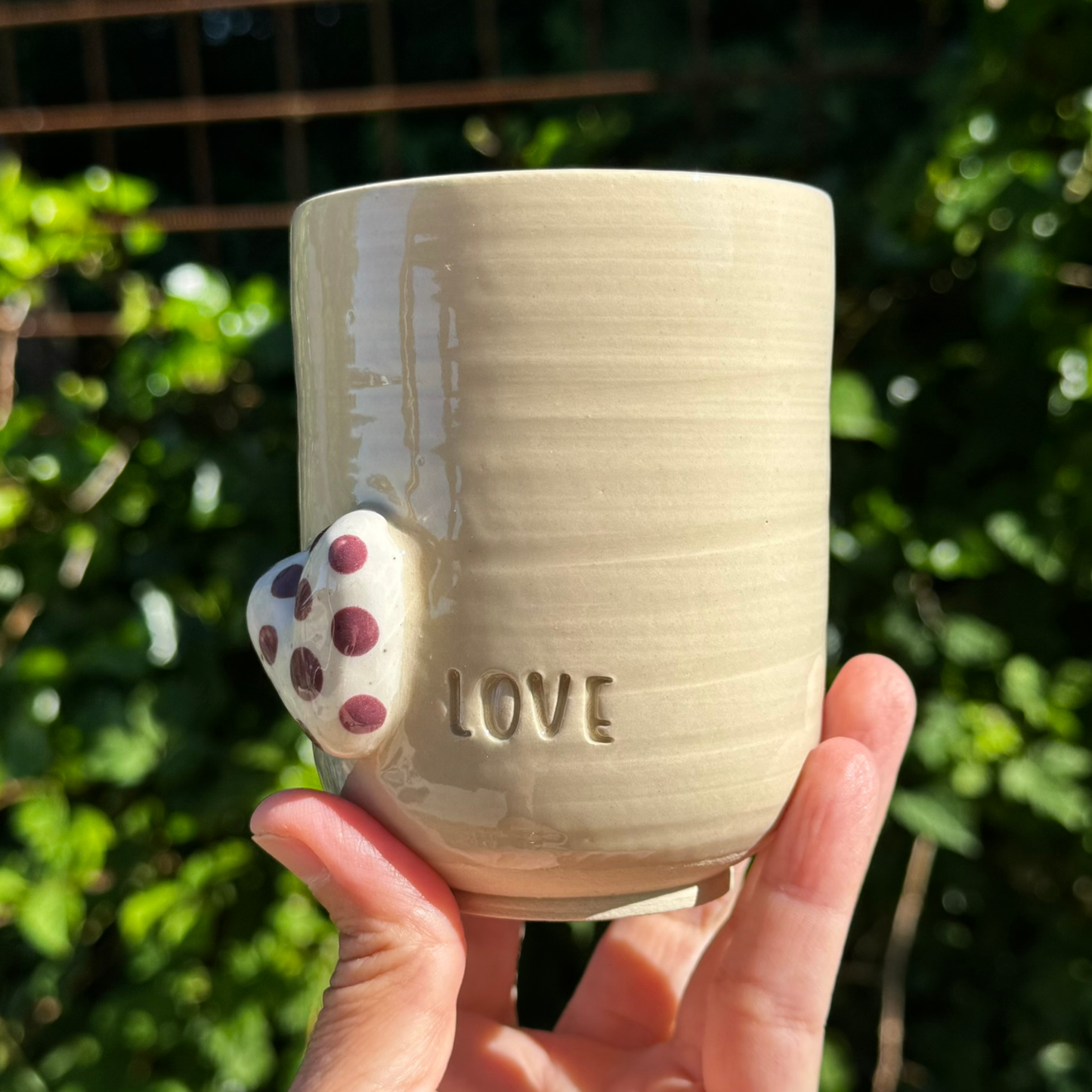 Kop 1 med hjerte og teksten LOVE
