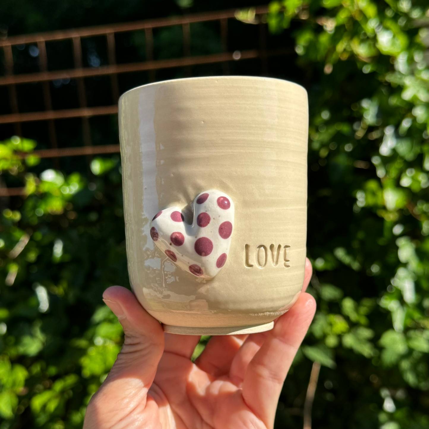 Kop 1 med hjerte og teksten LOVE