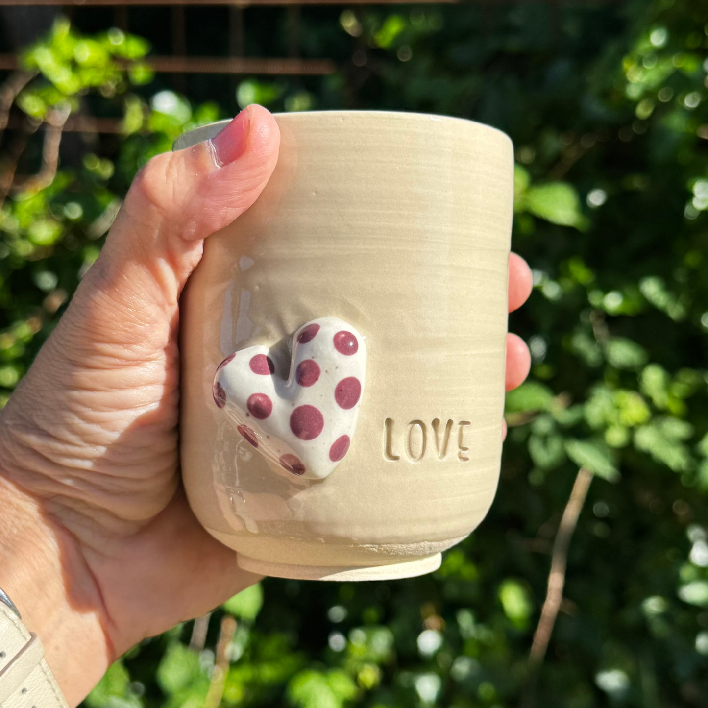 Kop 1 med hjerte og teksten LOVE