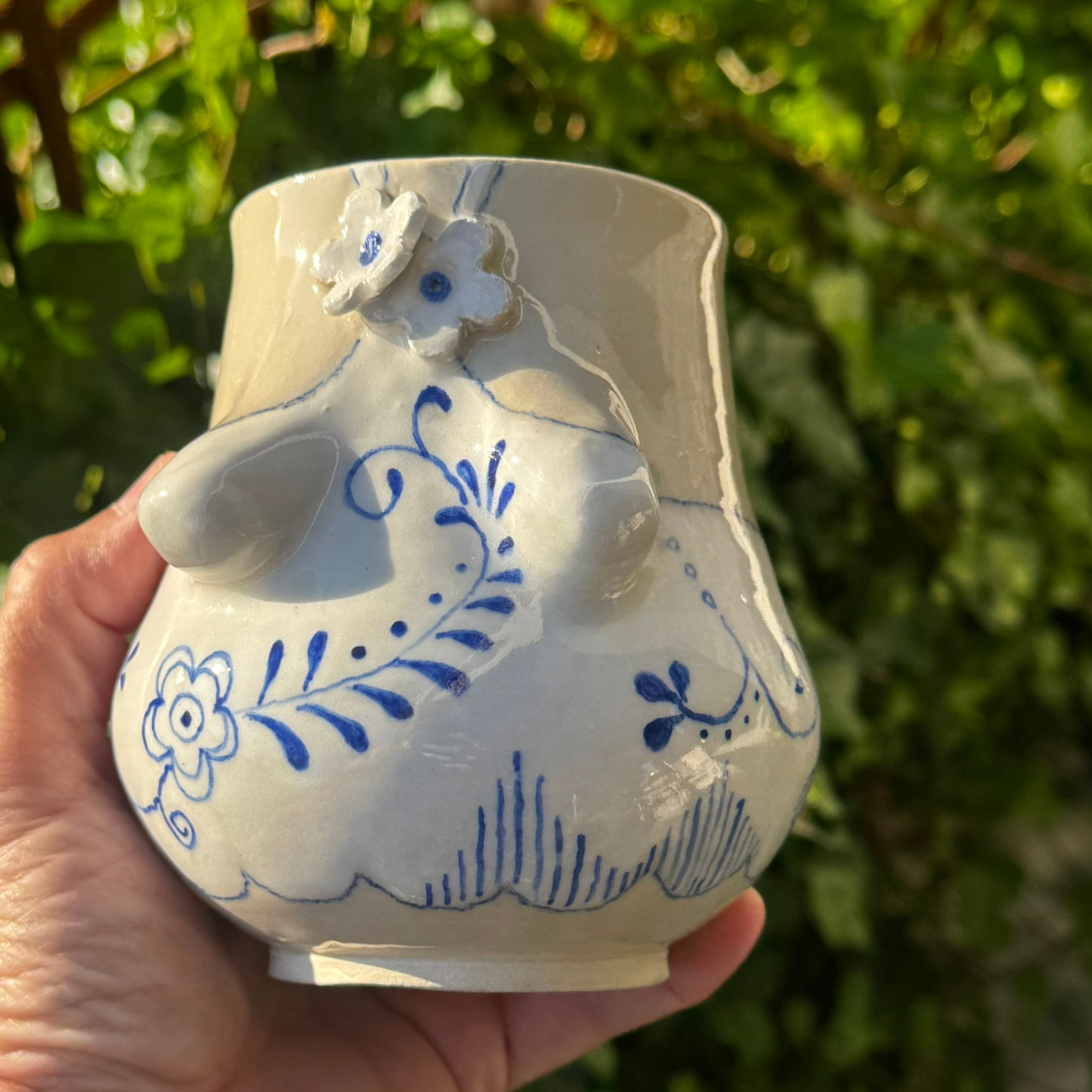 Sommer-krop-VASE 2 - Hvid med blåt mønster