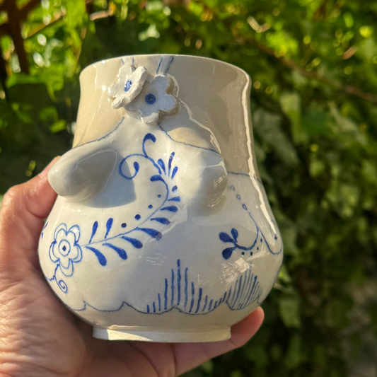 Sommer-krop-VASE 2 - Hvid med blåt mønster