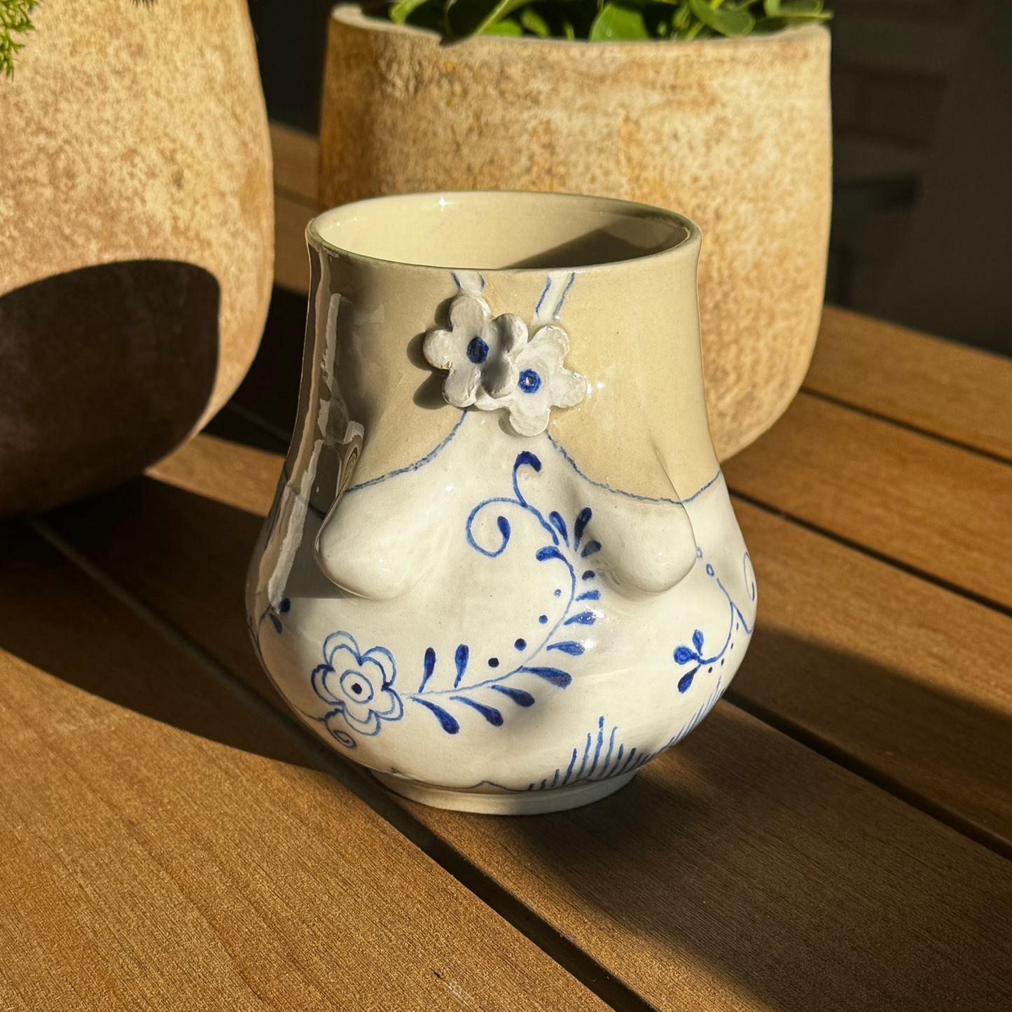 Sommer-krop-VASE 2 - Hvid med blåt mønster