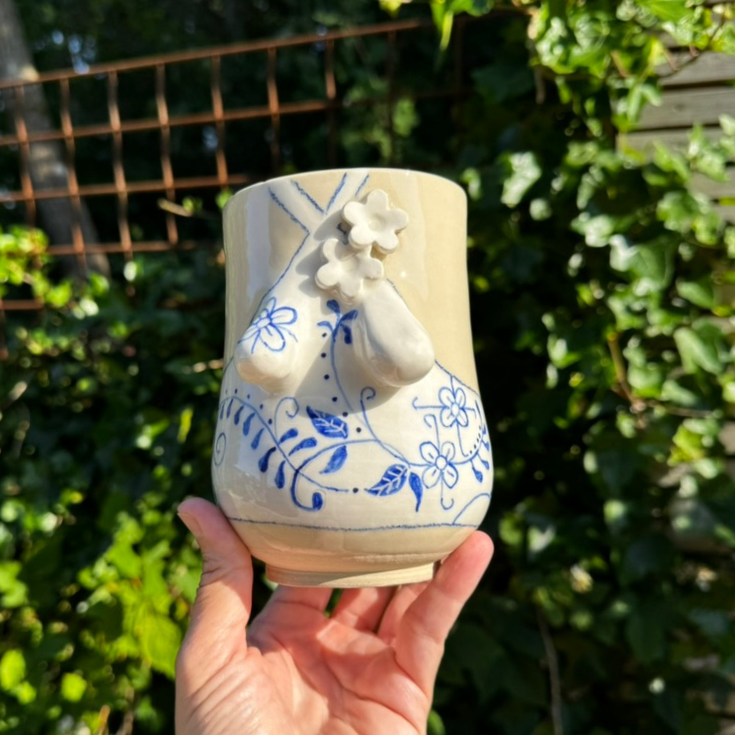 Sommer-krop-VASE 4 - Hvid med blåt mønster