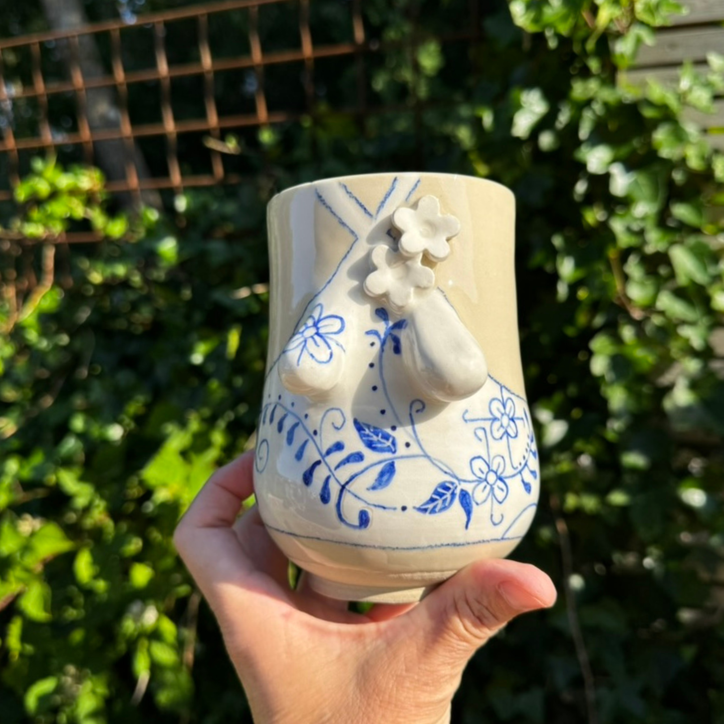 Sommer-krop-VASE 4 - Hvid med blåt mønster